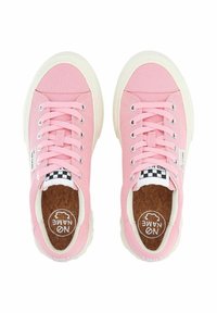 Sneakers in tela rosa con suole in gomma bianca. Caratteristiche includono lacci rosa, dettagli a scacchi e un logo rotondo su una soletta in sughero.