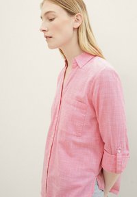 TOM TAILOR WITH SLUB STRUCTURE - Blúzka so zapínaním na gombíky - carmine pink