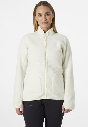 Witte fleecjack met een hoge kraag, volledige rits en twee voorzakken; heeft contrasterende naden en een zachte textuur.