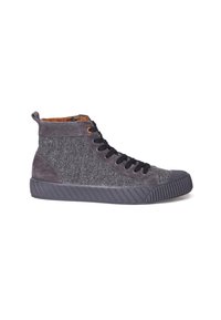 Hög-top sneakers i grå mocka med texturerade tygpaneler, svarta snören och gummisulor. Har en orange detalj vid ögonen.