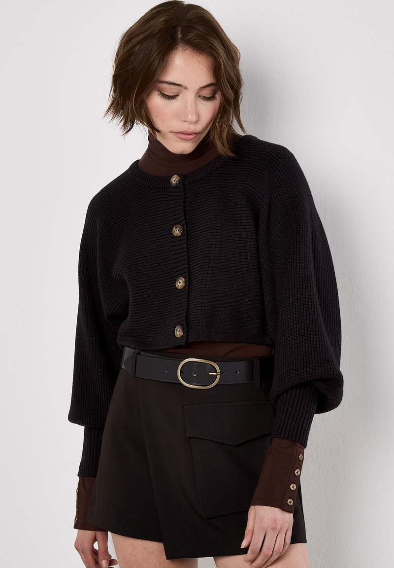 Apricot CROPPED - Neuletakki - black