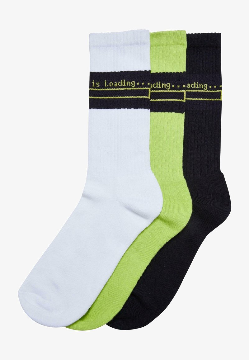 Tre par av strumpor i crew-modell: vita, neongröna och svarta. Varje par har en ribbad yta och ett kontrasterande band med texten "is Loading" i gult.