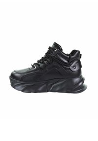 Czarne skórzane sneakersy za kostkę z teksturowaną, zakrzywioną podeszwą i wyraźnym sznurowaniem. Posiadają stębnowane akcenty oraz detal z logo.