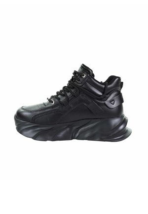 - Sneakersy wysokie