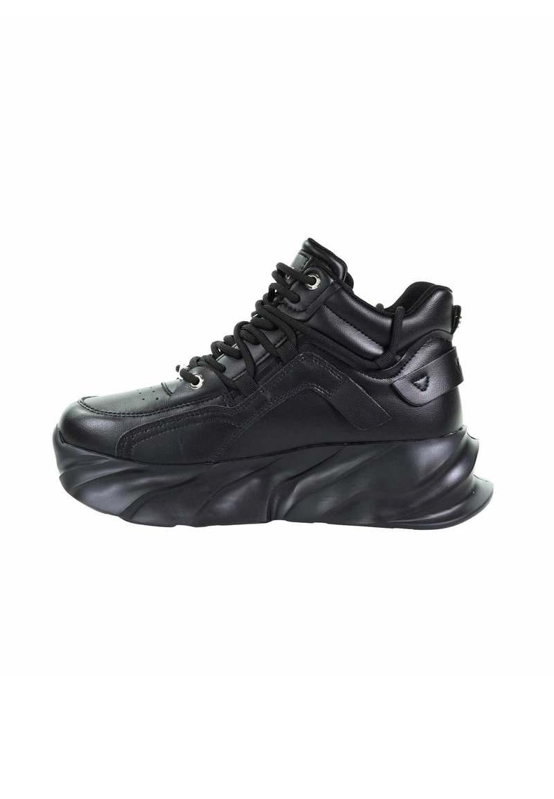 Czarne skórzane sneakersy za kostkę z teksturowaną, zakrzywioną podeszwą i wyraźnym sznurowaniem. Posiadają stębnowane akcenty oraz detal z logo.