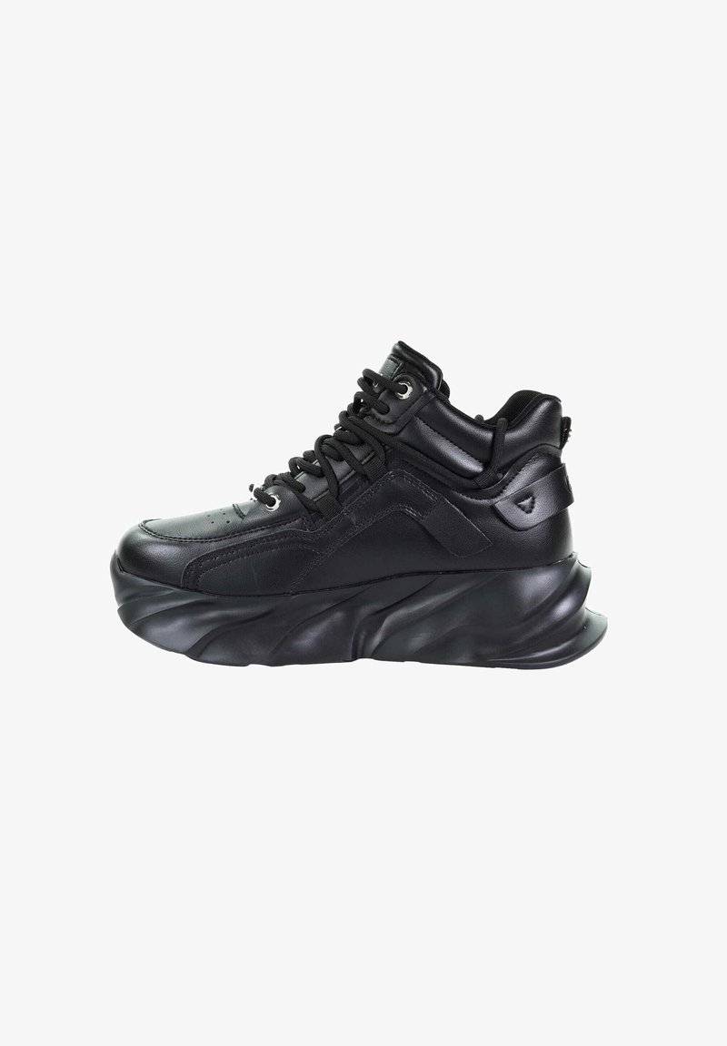 Czarne skórzane sneakersy za kostkę z teksturowaną, zakrzywioną podeszwą i wyraźnym sznurowaniem. Posiadają stębnowane akcenty oraz detal z logo.
