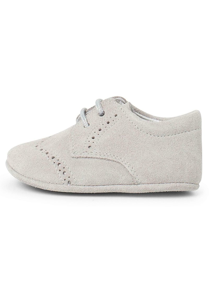 Scarpa in suede grigia con punta rotonda, chiusura con lacci e perforazioni decorative lungo i lati. Presenta una suola flessibile per il comfort.