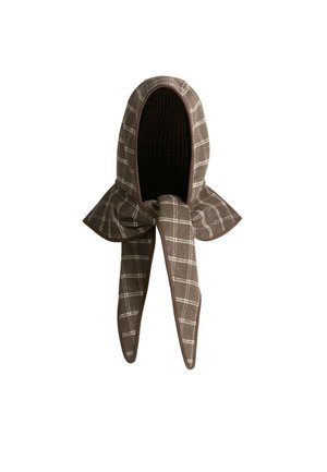 Écharpe à capuche à carreaux marron avec extrémités étendues attachées en un nœud lâche, conçue pour la chaleur et le style.