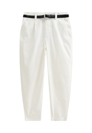 Pantalones de algodón blancos con forma ajustada, que presentan bolsillos delanteros y un cinturón de piel negra en la cintura. Textura suave, diseño minimalista.