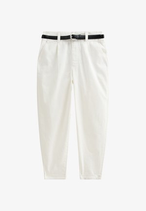 Białe bawełniane spodnie o zwężanym kroju, z przednimi kieszeniami i czarnym skórzanym paskiem w talii. Gładka tekstura, minimalistyczny design.