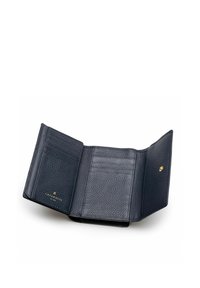 Billetera de cuero negra con un acabado texturizado, que cuenta con múltiples ranuras para tarjetas y un acento de logotipo dorado. Diseño abierto para un acceso fácil.