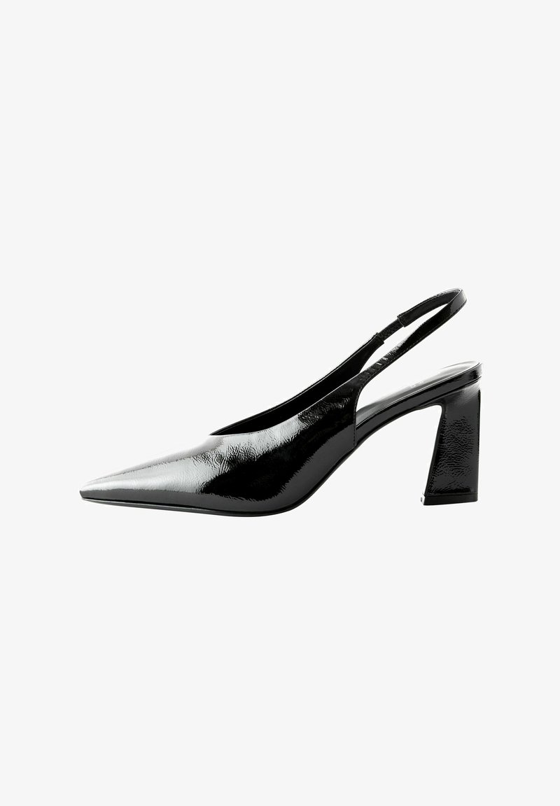 Mustd nahast slingback kingad terava ninaga ja paksu plokknähtusega. Siledat tekstuuri ja läikivat viimistlust.