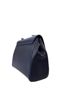 Borsa a mano in pelle blu scuro con forma strutturata, superficie testurizzata, due manici superiori e dettagli hardware discreti sulla chiusura.