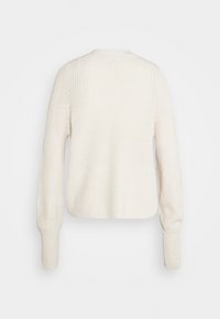 Pull en tricot de couleur crème avec manches longues et poignets côtelés, vu de dos sur un fond blanc uni.