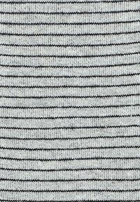 Dzianina dzianinowa z naprzemiennymi poziomymi pasami w kolorze szarym i granatowym. Tekstura jest gładka z jednolitym wzorem tkanym.