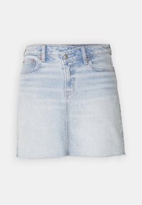 Gonna di jeans azzurro chiaro con vita aderente, design a cinque tasche, orlo sfrangiato e chiusura frontale con bottoni. Texture liscia, lunghezza media.