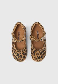 Παπούτσια Mary Jane με λεοπάρ μοτίβο και κυματιστές άκρες, κα τασκευασμένα από απαλό ύφασμα, με ασημί αγκράφα και ταμπά εσωτερική σόλα με οπές.