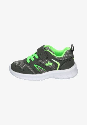 Grauer und grüner Kindersportschuh mit Mesh-Gewebe, neongrünen Schnürsenkeln, Klettverschluss und weißer Gummisohle.
