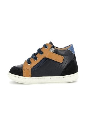 Baskets enfants bleu marine et beige avec lacets bleus, fermeture éclair latérale, semelle blanche et languette en tissu bleu au talon.