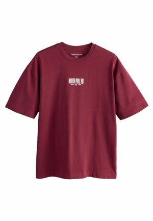 Burgunderfarbendes Baumwoll-T-Shirt mit kurzen Ärmeln. Mit weißem, gedrucktem Text "NORTH POLE HQ ESTD 1925" auf der Vorderseite. Klassisches Rundhalsdesign.