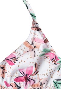 Biustonosz bikini w kwiatowy wzór z różowymi, brzoskwiniowymi i zielonymi kwiatami na białym tle, z różową metką "Roxy" na ramiączku.