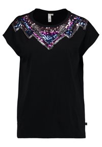 Schwarzes T-Shirt mit Rundhalsausschnitt und lockeren Ärmeln. Der Ausschnitt ist mit einem Zickzackmuster aus bunten Pailletten in Lila und Blau versehen.