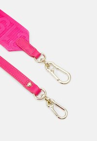 Sangle en nylon rose avec texte en relief, équipée de clips métalliques et de ferrures dorés aux deux extrémités. Texture lisse et design durable.