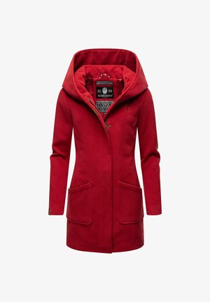 Sarkans vilnas mētelis ar lielu kapuci, divām priekšējām kabatām un pogu detaļām. Tam ir gluda tekstūra un pieguļošs siluets, iekšpusē redzama oderes daļa.