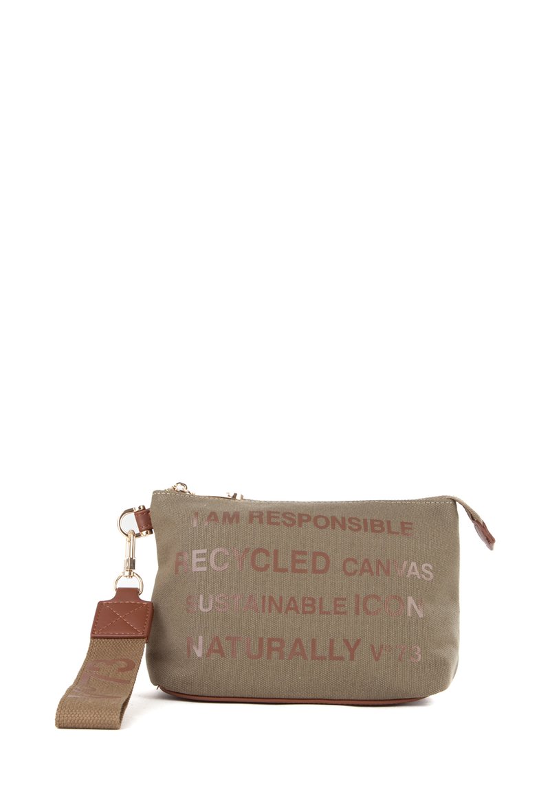 Geüpcycled canvas tasje in olijfgroen met roségouden tekst. Voorzien van een ritssluiting, bruine leren accenten en een afneembare band.