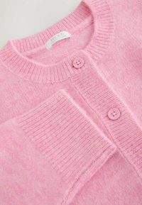 Cardigan in maglia rosa con scollo tondo, polsini a coste e due bottoni rosa come chiusura. Realizzato in un tessuto morbido e strutturato.