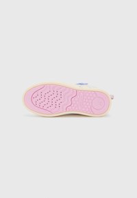 Sneaker-Sohle mit einem beigen Gummiuntergrund und einem wellenförmigen rosa Profilmuster. Verfügt über Belüftungsöffnungen und ein gedrucktes Logo in der Nähe der Ferse.