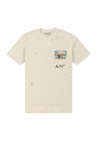 Cremefarvet bomulds t-shirt med en frontlomme, der har et grafisk motiv af en hytte med Mount Fuji, samt trykt tekst, der beskriver museet og kunstværket.