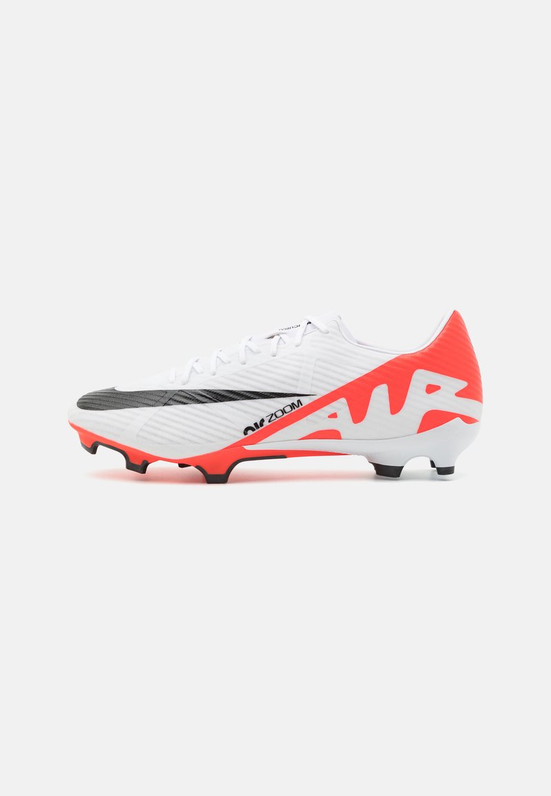 Scarpa da calcio con tomaia bianca e nera, accenti rossi, design testurizzato e tacchetti neri per la trazione. Presenta una forma aerodinamica e lacci.