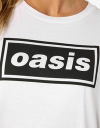 Balta medvilnės marškinėliai su apvaliu kaklu. Puošia didelė juoda stačiakampės formos grafika su žodžiu "oasis" baltu, ryškiu šriftu.
