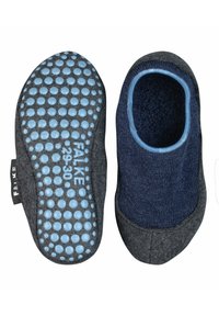 Pantofole in tessuto grigio con parte superiore morbida di colore blu navy, suola in gomma antiscivolo con punti blu in rilievo e un'etichetta che indica la taglia 29-30.