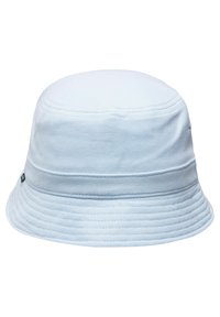 Cappello a secchiello blu chiaro realizzato in tessuto texturizzato. Presenta una parte superiore piatta e una larga visiera inclinata verso il basso con una banda decorativa cucita.