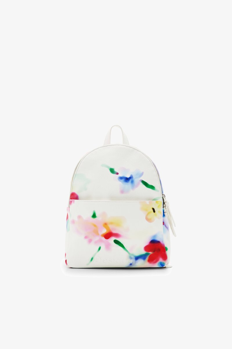 Sac à dos avec un sommet arrondi, fabriqué en matériau blanc avec un motif floral aquarelle en rose, bleu et vert. Fermeture éclair et poche frontale.