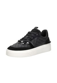 Zwarte, gewatteerde sneakers met een combinatie van glanzende en matte materialen, een witte platformzool en zwarte veters voor een veilige pasvorm.