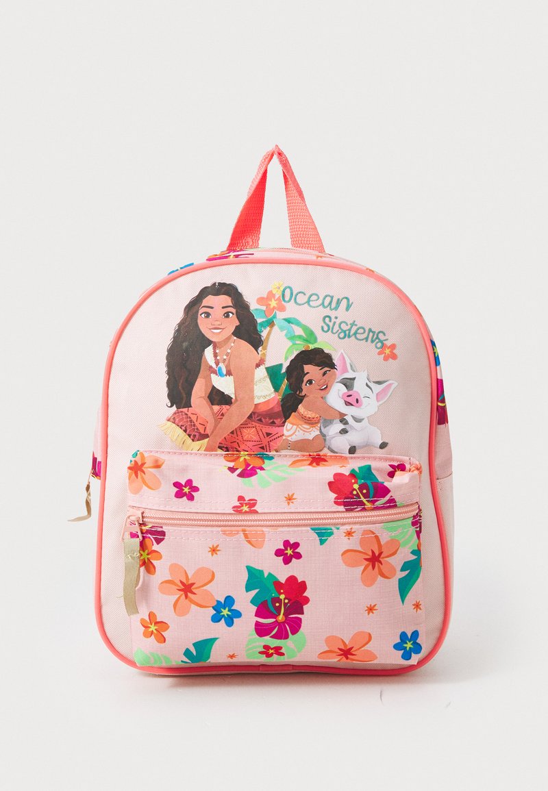 Rozā mugursoma ar ziedu rakstu, kuras priekšpusē ir attēloti varoņi. Iekļauj augšējo rokturi un priekšējo rāvējslēdzēja kabatu papildu uzglabāšanai.