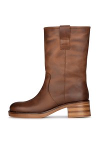 Braune Lederstiefel bis zum Knie mit einer abgerundeten Zehe, glatter Textur und einem Blockabsatz mit horizontalen Streifen. Seitennähte sind vorhanden.
