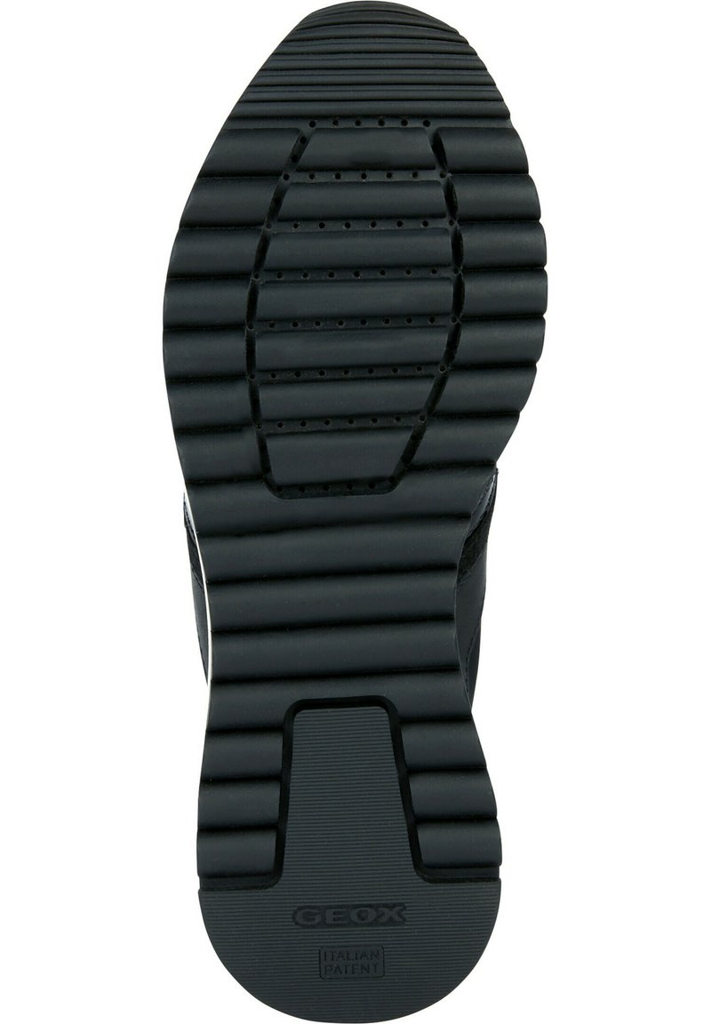 Suola di scarpe in gomma nera con scanalature orizzontali e verticali, dotata di piccole perforazioni per traspirabilità e un logo stampato sul tallone.