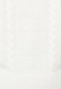 Maglione bianco lavorato a maglia con motivo a trecce sui lati e logo "HUGO" in rilievo al centro. Polsini e orlo a costine.