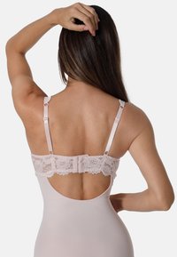 Helles rosa Spitzen-BH mit verstellbaren Trägern, einem Haken- und Ösenverschluss und einer glatten Unterwäsche mit einem halbtransparenten Design.