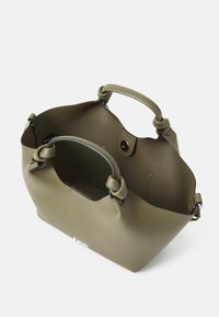 Gentă de mână din piele verde măslinie cu un finisaj texturat, două mânere scurte și un design deschis în partea de sus, având o închidere prin buton pefăcut și accente metalice subtile.