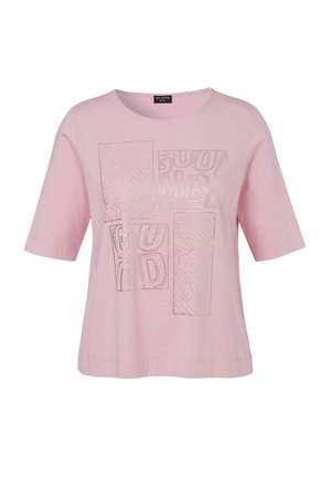 T-shirt rose à manches courtes présentant un design texturé avec plusieurs carrés, des motifs en relief et des détails argentés. Matière en coton lisse.