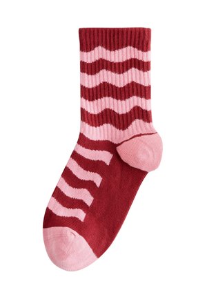 Röda och rosa randiga strumpor med ribbad textur, som har vågiga mönster och en förstärkt tådel i en enhetlig rosa nyans.