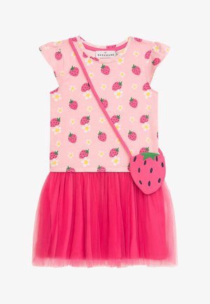 Rosa Kleinkinderkleid mit Erdbeer- und Blumenmuster auf dem Oberteil, Tüllrock und passender Umhängetasche in Erdbeerform.