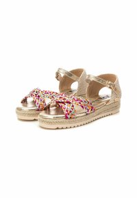 Sandalias de color dorado con tiras trenzadas multicolores, material texturizado, correa en el tobillo ajustable y suela estilo yute trenzada.
