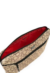 Bolso beige con un patrón de logotipos en marrón, con un interior rojo. Tiene una cremallera negra y un tejido suave y texturizado.