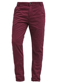 Pantalon bordeaux avec une finition texturée, coupe ajustée, passants pour ceinture, fermeture avant par bouton et poches latérales et arrière classiques.